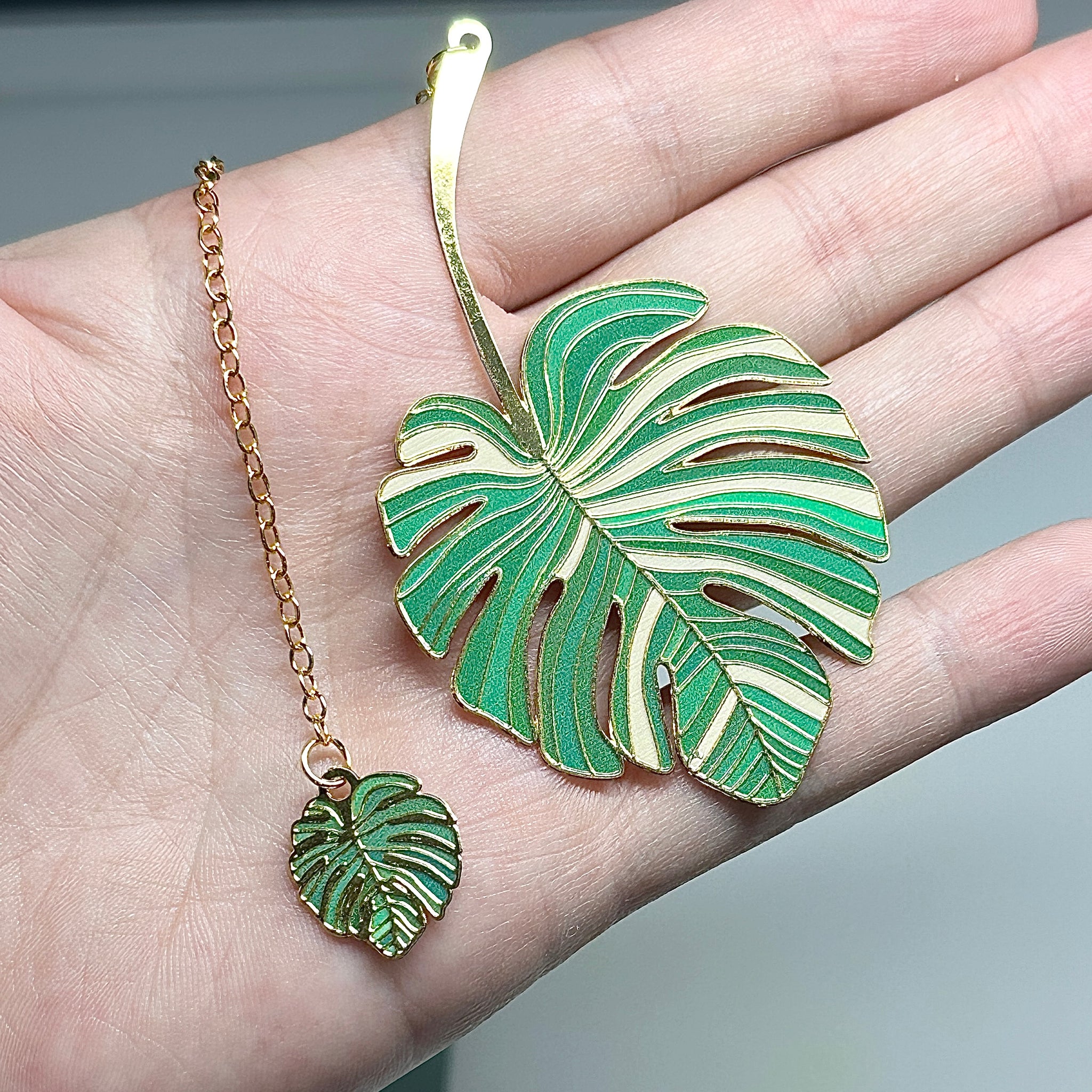 📖 Marque-page en métal – Feuille Monstera élégante et raffinée