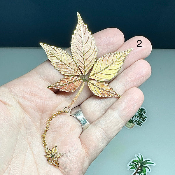 📖 Marque-page en métal – Feuille